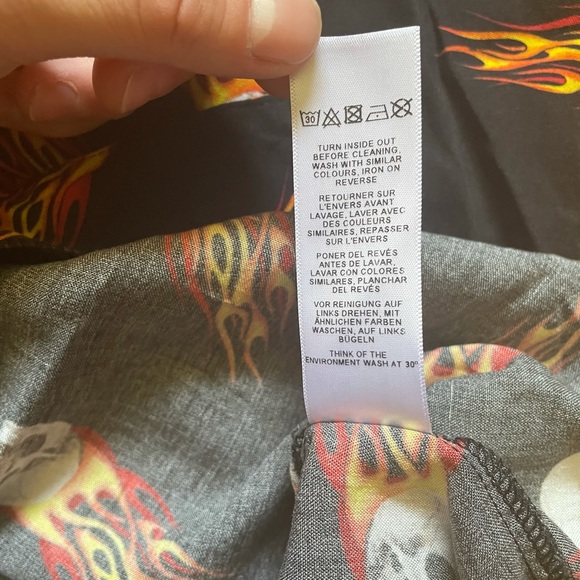fire skull flaming skull button down like new - Picture 6 of 6